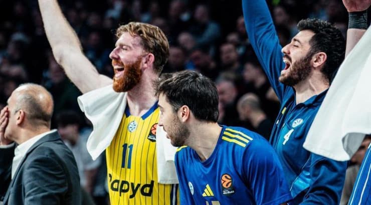 שחקני מכבי תל אביב מאושרים בספסל