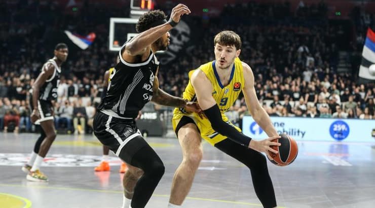 רומן סורקין שומר על הכדור