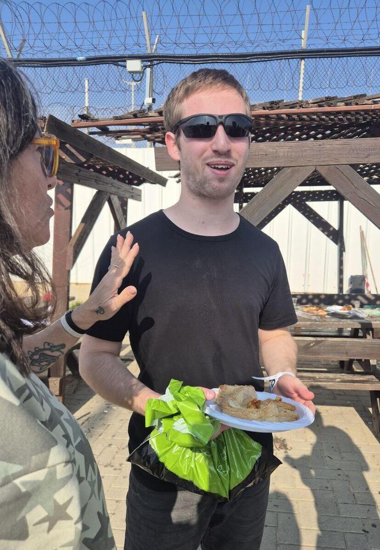 סער אופיר מחוץ לכלא רימונים לאחר שחרורו