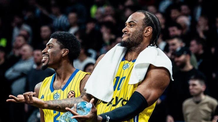 שחקן מכבי ת"א אושיי בריסט עם ג'ימי קלארק