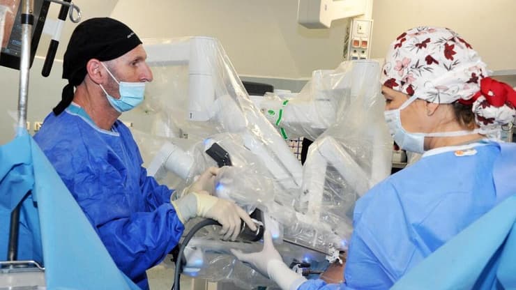 פרופ' ליאור לבנשטיין וד"ר סוזנה מוסטפא-מיח'איל במהלך ניתוח במרכז הרפואי לגליל