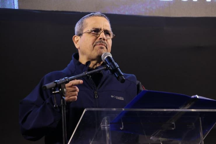 כעס על השם. המפכ"ל לשעבר רוני אלשיך (צילום: מוטי קמחי) רוני אלשיך בעצרת המחאה המרכזית בכיכר הבימה