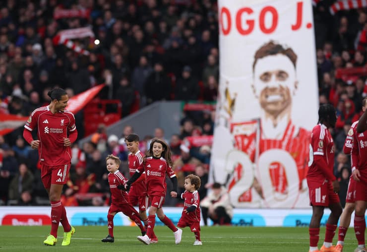 וירג'יל ואן דייק עם ילדיו של דיוג'ו ז'וטה ובני משפחה אחרים לפני המשחק