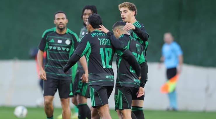 שחקני מכבי חיפה חוגגים את השמיני