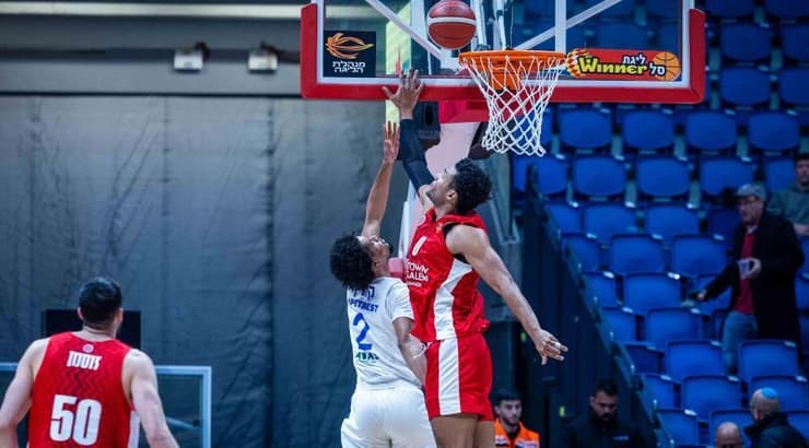 ג'סטין סמית' מנסה לחסום את דיילן קונץ