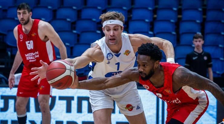 ווילי וורקמן וקאדין קרינגטון במאבק על הכדור