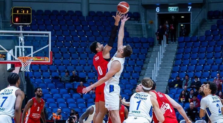 ג'סטין סמית' ונייט לשבסקי קופצים לכדור הפתיחה