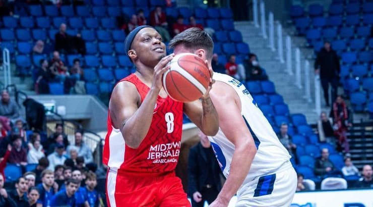 קאסיוס ווינסטון עם הכדור