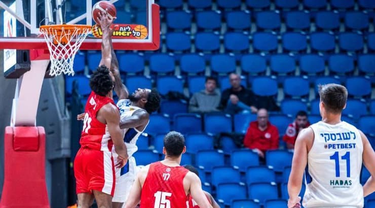 ג'וזאיה-ג'ורדן ג'יימס חוסם את טייריס רדפורד