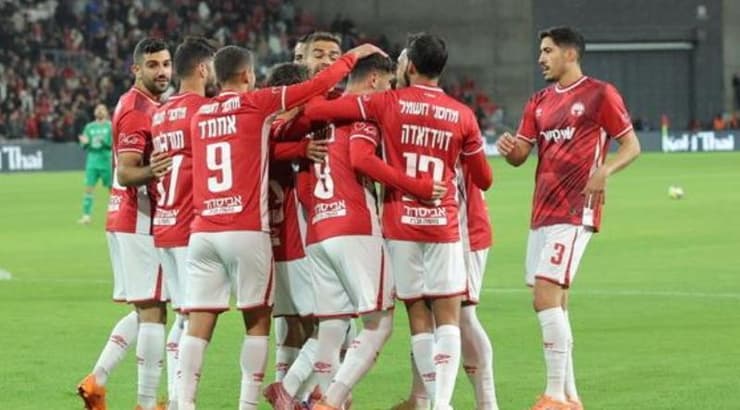 שחקני הפועל באר שבע חוגגים (מרטין גוטדאמק) שחקני הפועל באר שבע חוגגים