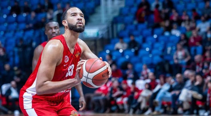 אייזאה מובלי עם הכדור