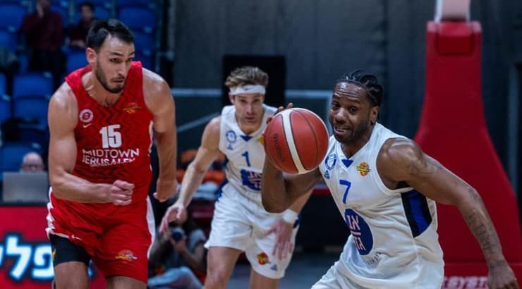 ג'ו רגלנד עם הכדור