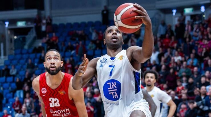 ג'ו רגלנד עם הכדור