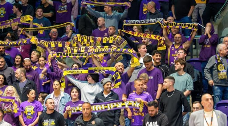 חלקם יצא כבר בהפסקה. אוהדי חולון