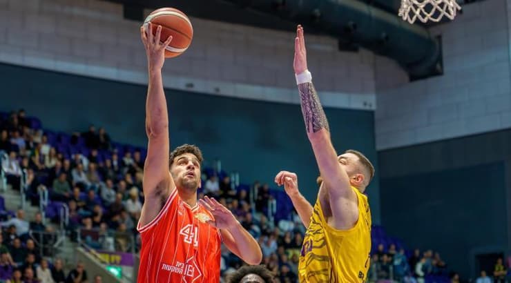 תומר גינת עולה לסל