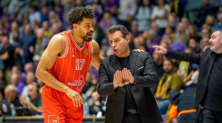 דימיטריס איטודיס עם קולין מלקולם