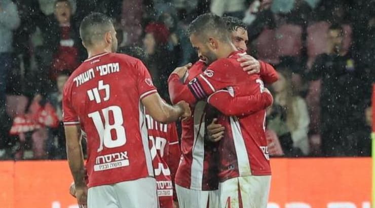 שחקני הפועל באר שבע מברכים את מיגל ויטור (מרטין גוטדאמק) שחקני הפועל באר שבע מברכים את מיגל ויטור