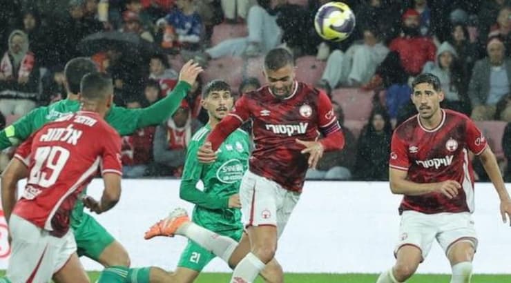 מיגל ויטור נוגח לרשת (מרטין גוטדאמק) מיגל ויטור נוגח לרשת