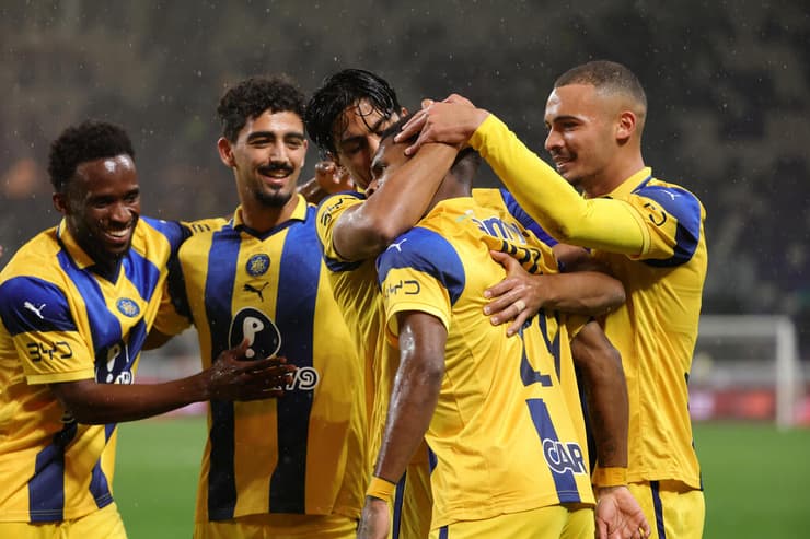 שחקני מכבי ת"א חוגגים עם הליו וארלה