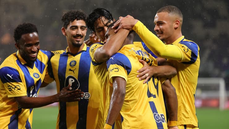 שחקני מכבי ת"א חוגגים עם הליו וארלה