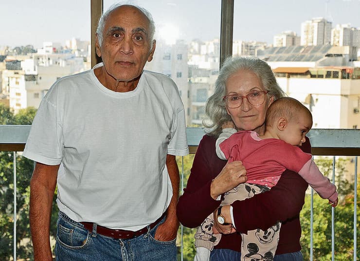 עדנה וידידיה שבתאי עם הנכדה שחולצה על ידי שוטרת