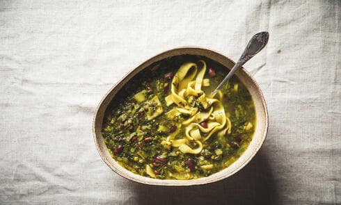 מרק קטניות, עשבים, שורשים ואטריות