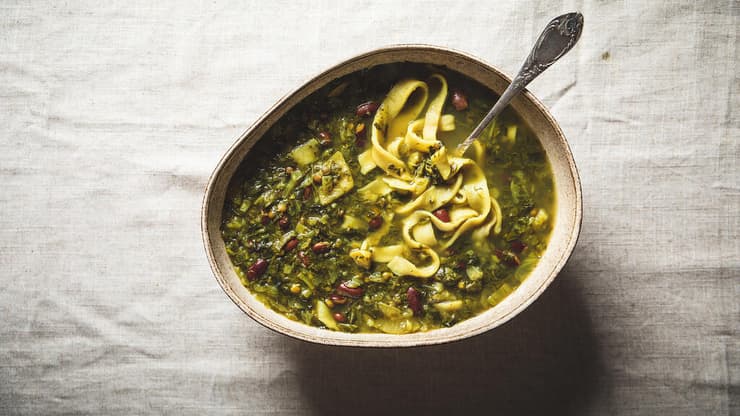 מרק קטניות, עשבים, שורשים ואטריות