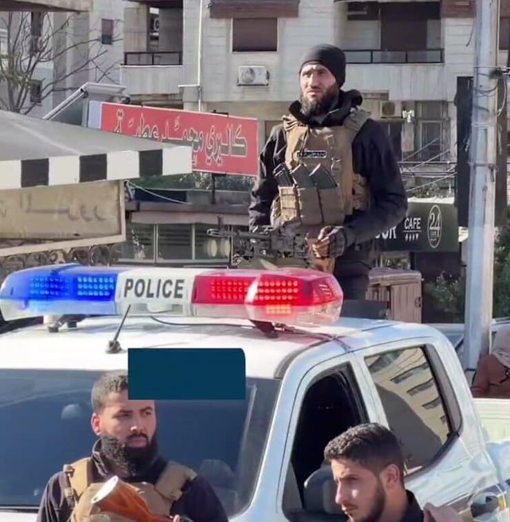 כוחות המשטר באחד ממוקדי ההפגנות, אחרי שנשלחו לדברי אנשיו של א-שרע להגן על המפגינים ולאפשר להם להפגין סוריה יום מחאה של עלווים נגד משטר אחמד א שרע