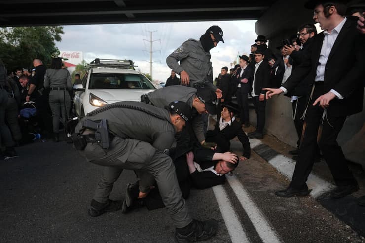 הפגנת חרדים בכביש 4 (צילום: AP Photo/Ariel Schalit) הפגנת חרדים בכביש 4