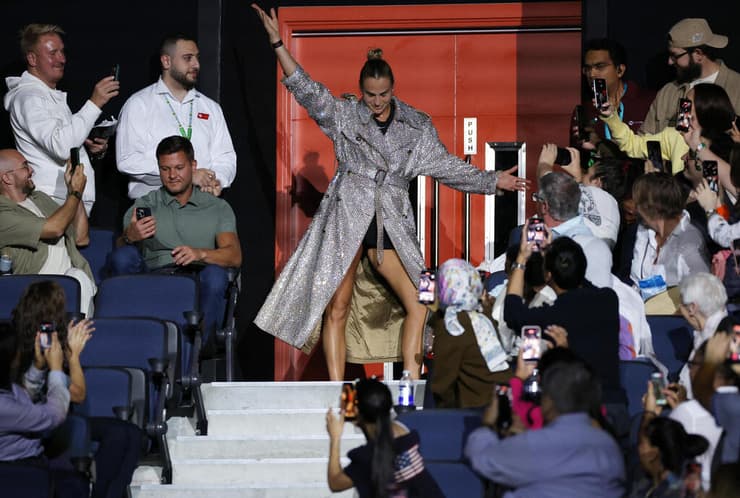 ארינה סבאלנקה נכנסת למגרש