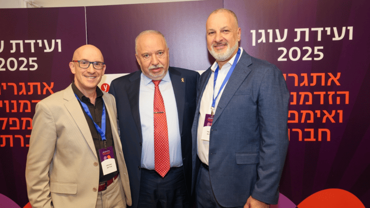 "העשייה של 'עוגן' מוכיחה שאפשר לשלב בין מקצועיות פיננסית לבין רגישות חברתית" (צילום: רונן טופלברג) מימין אופיר עוזרי יור עוגן, חכ אביגדור ליברמן, שגיא בלשה מנכל עוגן - צילום רונן טופלברג