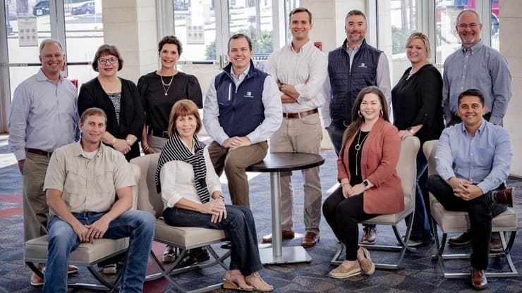 ווקר במרכז ועובדי Fibrebond 