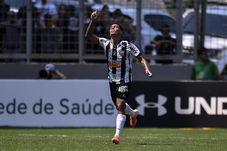 ברוניניו במדי אתלטיקו מיניירו