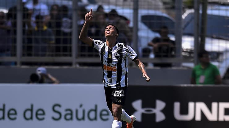 ברוניניו במדי אתלטיקו מיניירו