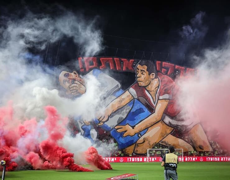 הדרבי תל אביב בכדורגל פוצץ לאחר שאוהדי הפועל השליכו לדשא רימוני עשן ואמצעי פירוטכניקה, ווינר שוט