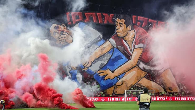 הדרבי תל אביב בכדורגל פוצץ לאחר שאוהדי הפועל השליכו לדשא רימוני עשן ואמצעי פירוטכניקה, ווינר שוט