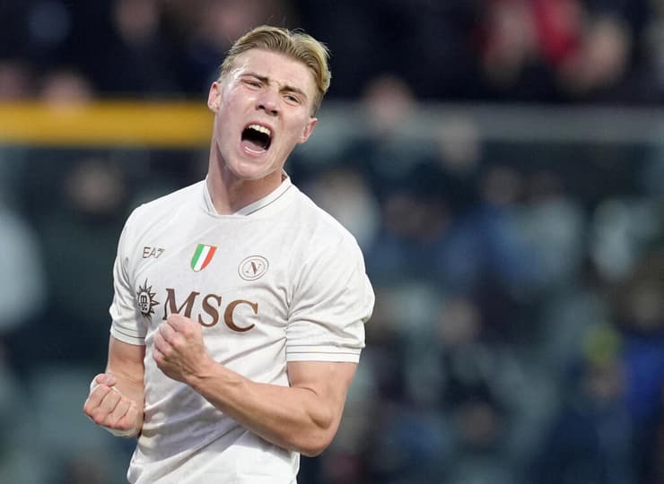 הוילון חוגג