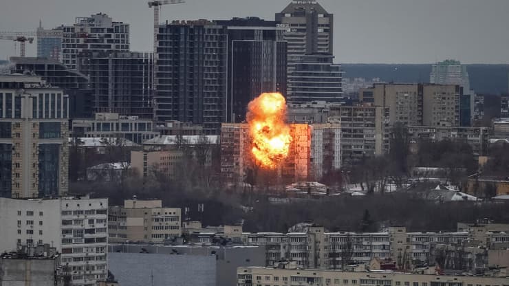 פגיעת כטב"ם של רוסיה בבניין ב קייב אוקראינה 27 בדצמבר