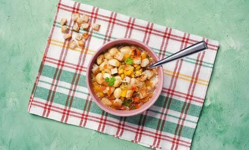 מרק שעועית לימה וירקות שורש