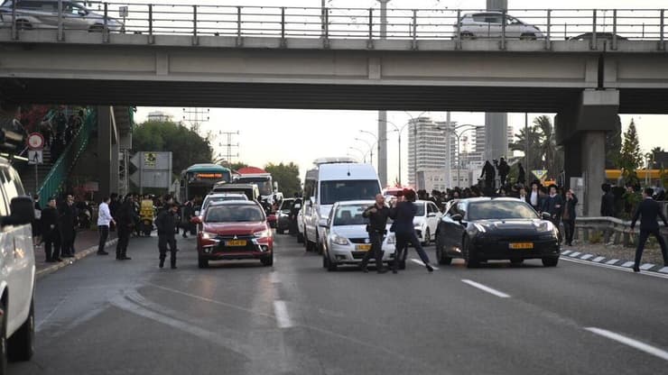 העומס בכביש 4 (צילום: יאיר שגיא) הפגנת חרדים קיצוניים בכביש 4, בני ברק
