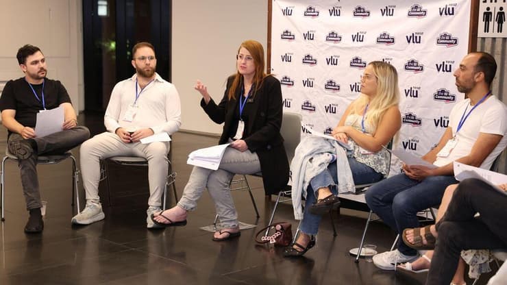 בת שבע משה (במרכז)