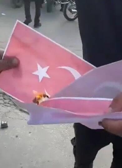 עלווים שורפים את דגל טורקיה, בעלת בריתו החשובה ביותר של המשטר, בהפגנות נגד א-שרע סוריה יום מחאה של עלווים נגד משטר אחמד א שרע שורפים דגל טורקיה