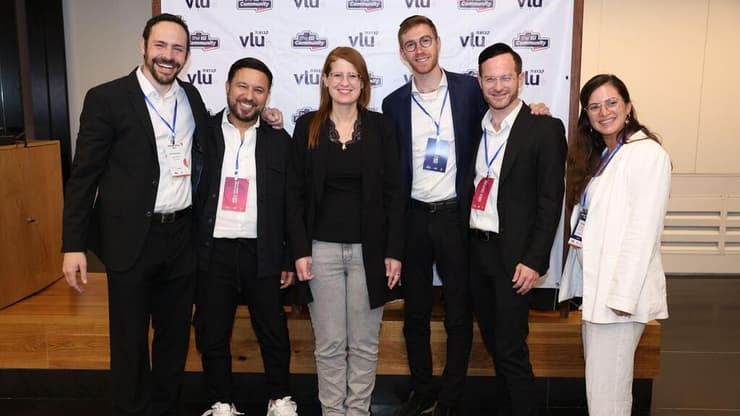 מימין: מור כהן סמנכ"לית vlu, שימי קאופמן מנכ"ל קבוצת vlu, בת שבע משה מנהלת הפעילות העסקית של WIX ישראל, זיו אלול, מנכ"ל Pery ויזם