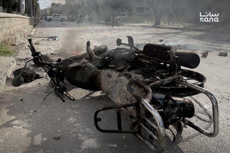 אופנוע שרוף היום באחת מזירות העימותים בלטקייה סוריה לטקייה יום מחאה של עלווים נגד משטר אחמד א שרע מהומות