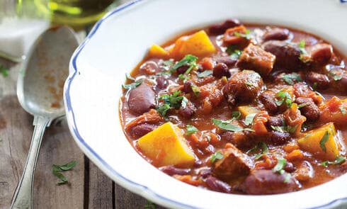 נזיד שעועית ובשר ביין אדום וחוויאג'