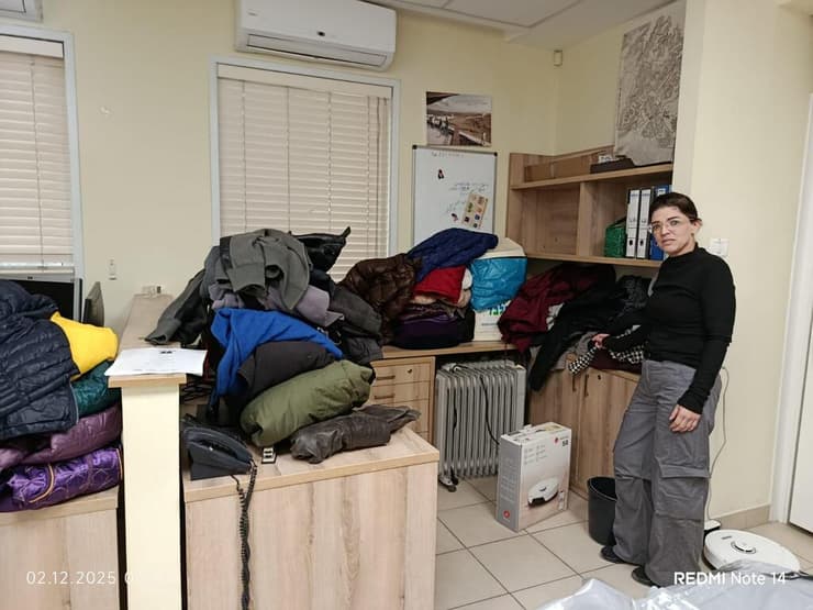 איסוף מעילים ביחידת ההתנדבות של היער ערד