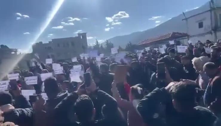 עלווים מפגינים נגד המשטר, היום בסוריה סוריה יום מחאה של עלווים נגד משטר אחמד א שרע