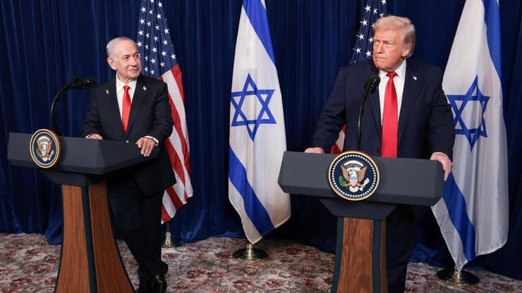 בכיר בממשל האמריקני: טראמפ מתוסכל מנתניהו, ואמר ליועציו שהוא לא רוצה לדבר איתו (צילום: REUTERS/Jonathan Ernst) רה"מ נתניהו ו דונלד טראמפ ב מסע"ת ב מאר א-לאגו