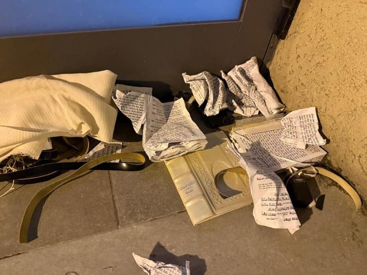 תפילין, סידורים וטלית שהושחתו מחוץ לבית הכנסת בגבעתיים
