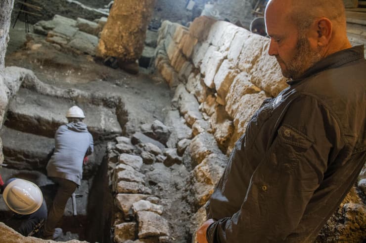 הארכאולוג ארי לוי ליד המקווה